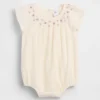 Baby-body met gesmokt bloemenpatroon