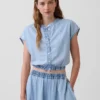 Denim top met kapmouwtjes, cropped model en knoopsluiting aan de voorkant