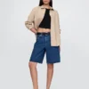11" denimkorte broek met middelhoge taille en lang model