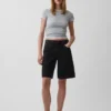 11" denimkorte broek met middelhoge taille en lang model