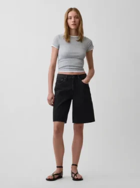 11" denimkorte broek met middelhoge taille en lang model