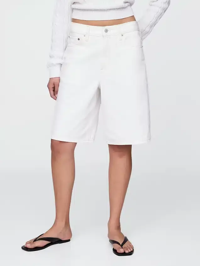 11" denimkorte broek met middelhoge taille en lang model