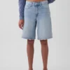 11" denimkorte broek met middelhoge taille en lang model