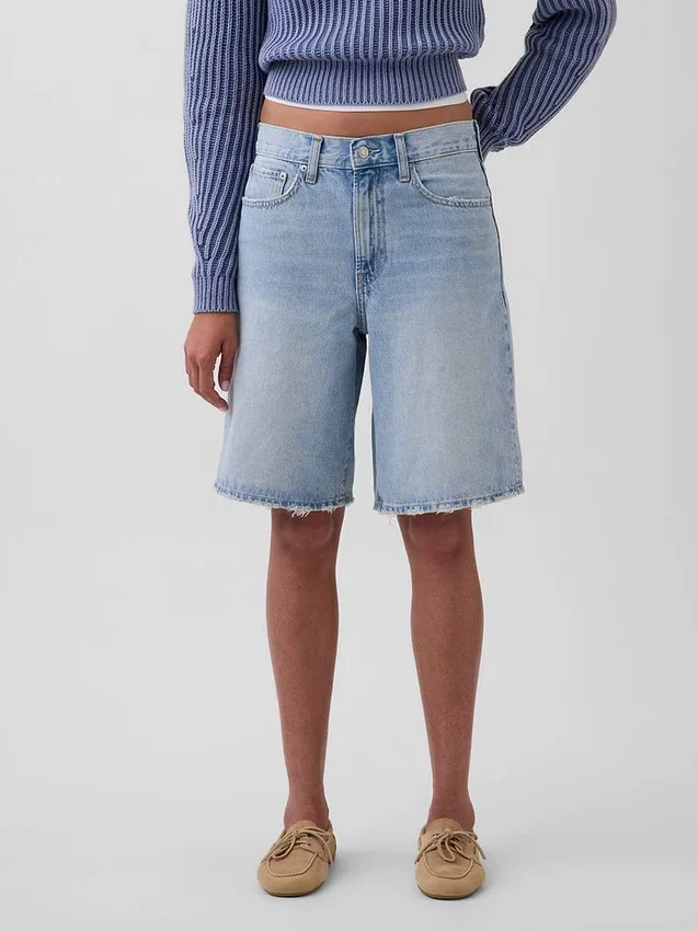11" denimkorte broek met middelhoge taille en lang model