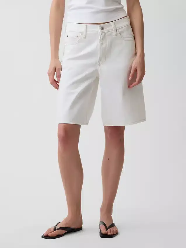 11" denimkorte broek met middelhoge taille en lang model