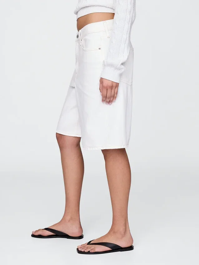 11" denimkorte broek met middelhoge taille en lang model