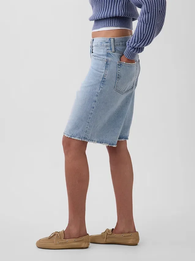 11" denimkorte broek met middelhoge taille en lang model