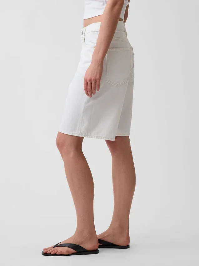 11" denimkorte broek met middelhoge taille en lang model