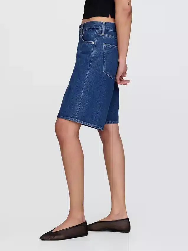11" denimkorte broek met middelhoge taille en lang model