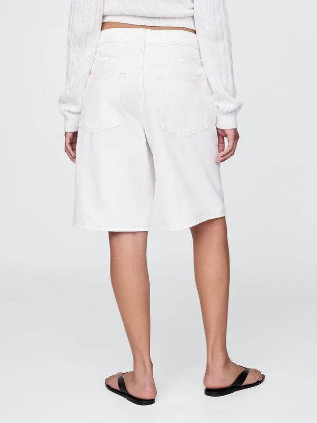 11" denimkorte broek met middelhoge taille en lang model