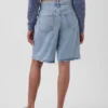11" denimkorte broek met middelhoge taille en lang model