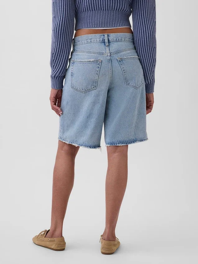 11" denimkorte broek met middelhoge taille en lang model