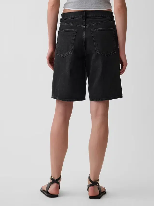 11" denimkorte broek met middelhoge taille en lang model