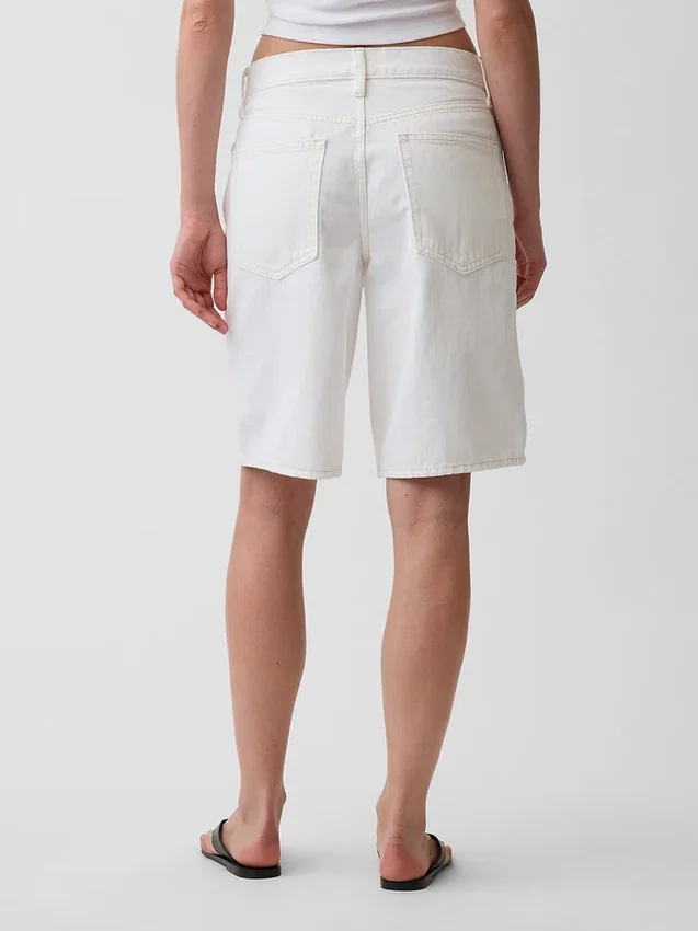 11" denimkorte broek met middelhoge taille en lang model