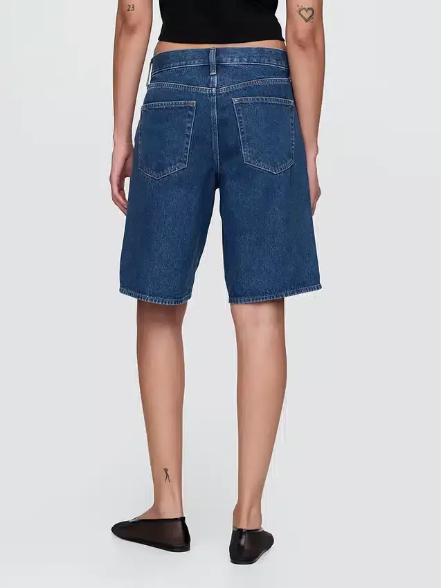 11" denimkorte broek met middelhoge taille en lang model