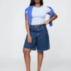 11" denimkorte broek met middelhoge taille en lang model