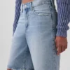 11" denimkorte broek met middelhoge taille en lang model