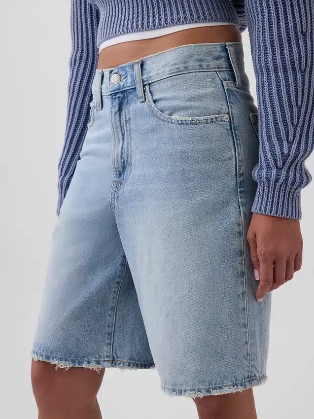 11" denimkorte broek met middelhoge taille en lang model