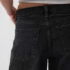 11" denimkorte broek met middelhoge taille en lang model