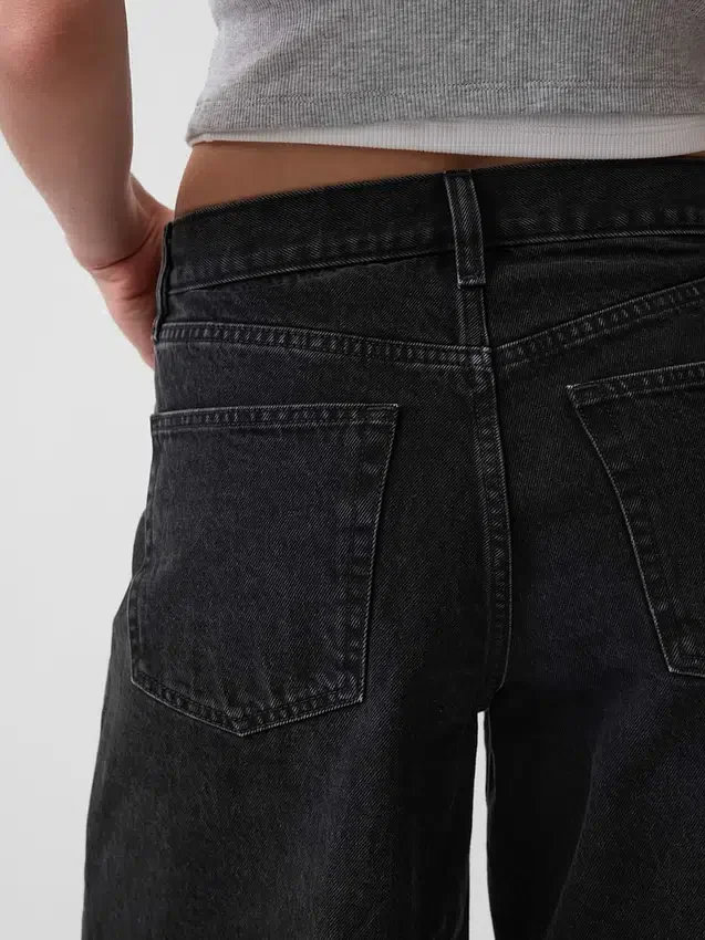 11" denimkorte broek met middelhoge taille en lang model