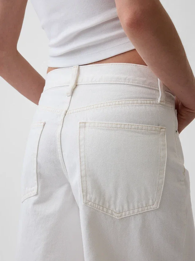 11" denimkorte broek met middelhoge taille en lang model