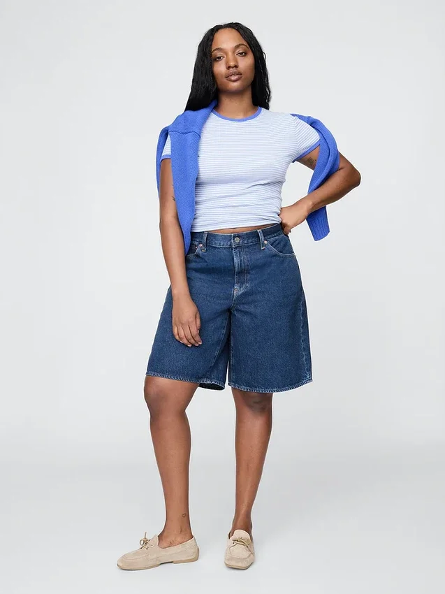 11" denimkorte broek met middelhoge taille en lang model