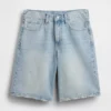 11" denimkorte broek met middelhoge taille en lang model