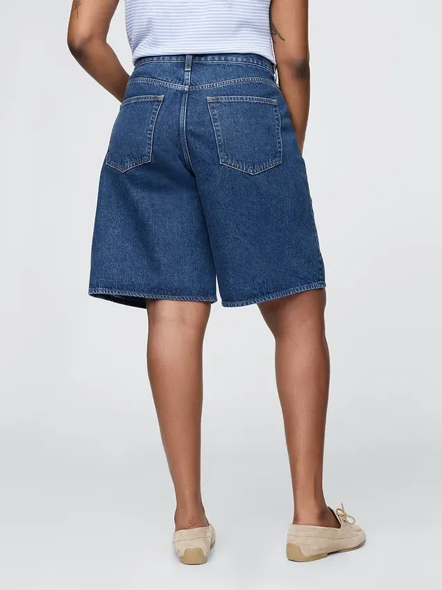11" denimkorte broek met middelhoge taille en lang model