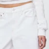 11" denimkorte broek met middelhoge taille en lang model