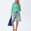 11" denimkorte broek met middelhoge taille en lang model