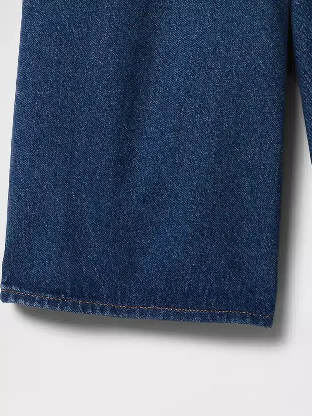 11" denimkorte broek met middelhoge taille en lang model