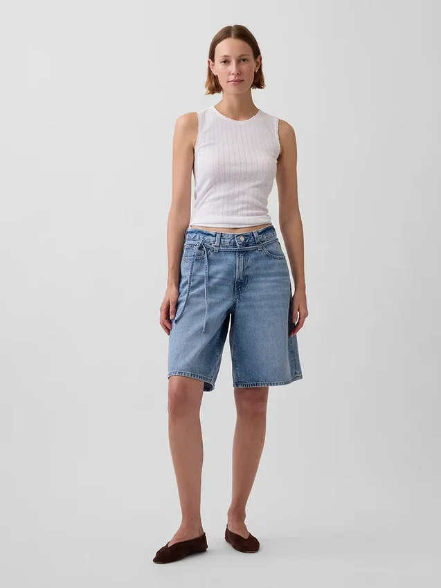 11" denimkorte broek met middelhoge taille, micro-riem en lang model