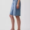 11" denimkorte broek met middelhoge taille, micro-riem en lang model