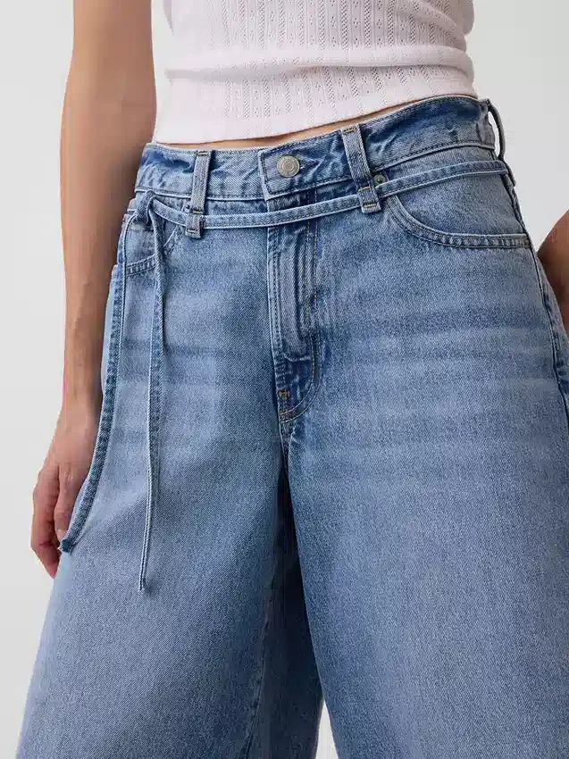 11" denimkorte broek met middelhoge taille, micro-riem en lang model