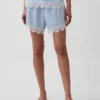4" mid-rise korte broek van linnenmix met kanten rand