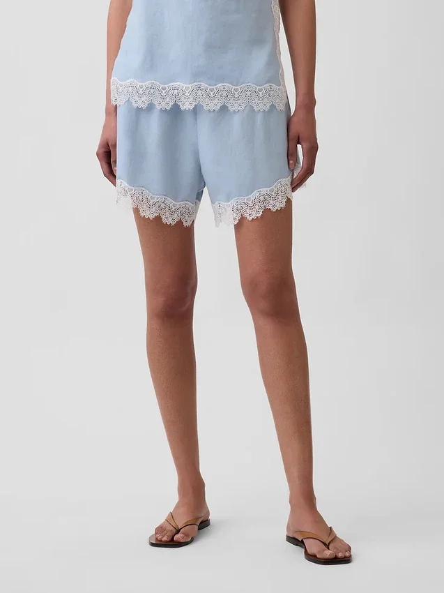 4" mid-rise korte broek van linnenmix met kanten rand