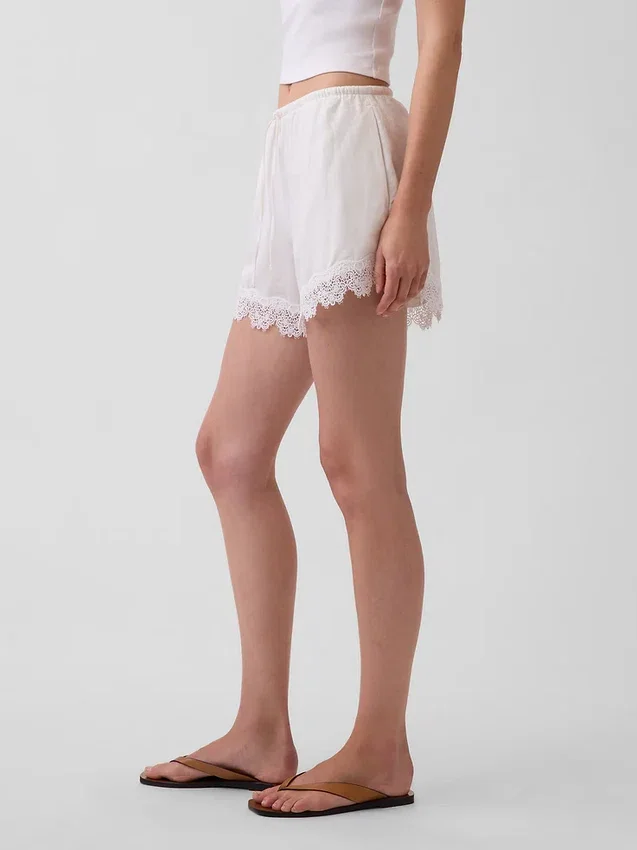 4" mid-rise korte broek van linnenmix met kanten rand