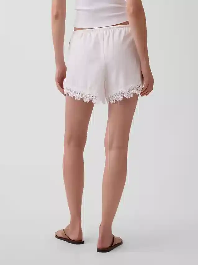 4" mid-rise korte broek van linnenmix met kanten rand