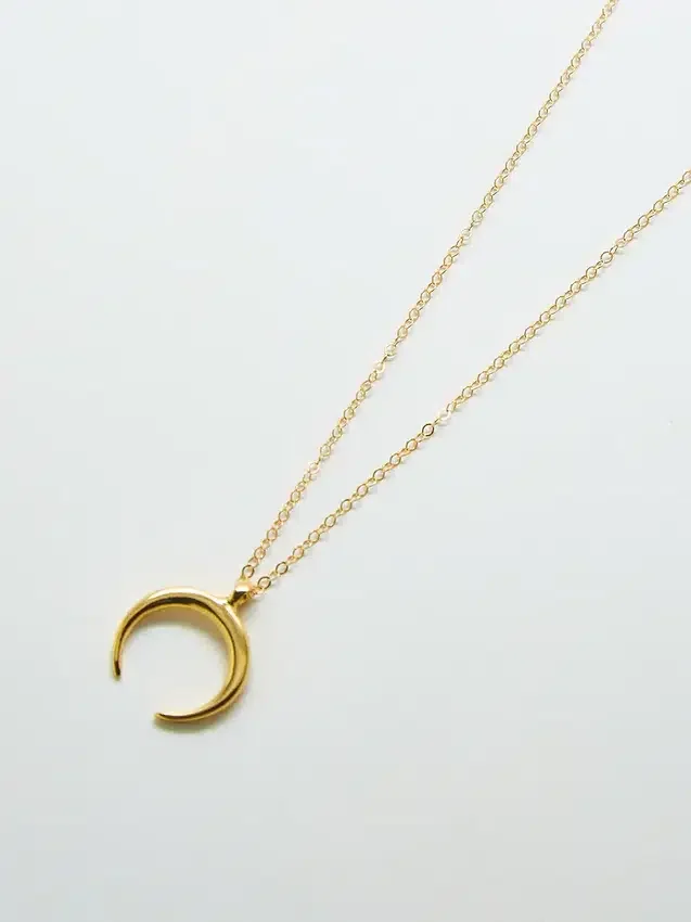Admiral Row gouden halve maan ketting