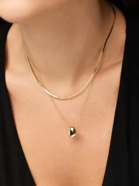 Ana Luisa gouden mini-kiezelsteenhanger