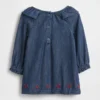 Baby-denimjurk met ruches aan de kraag