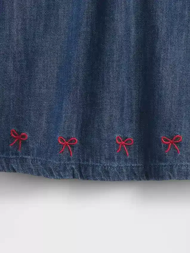 Baby-denimjurk met ruches aan de kraag
