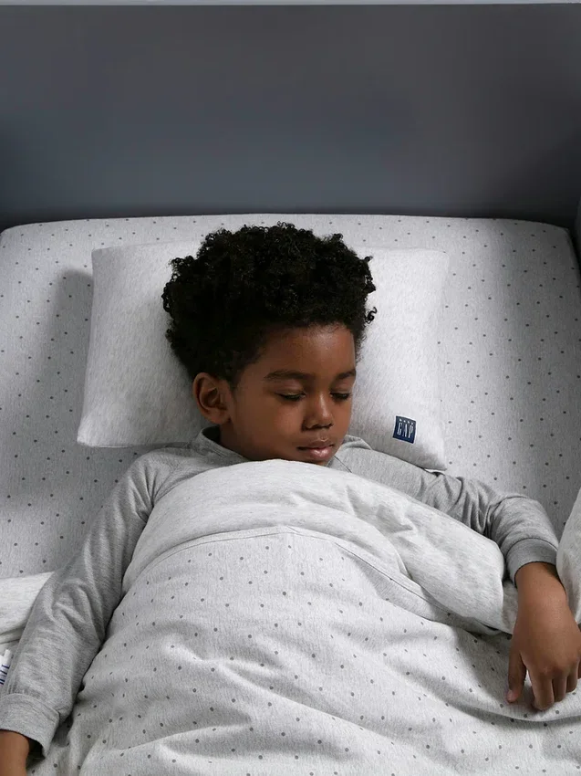 babyGap-peuterkussen van traagschuim met 2 verkoelende hoezen