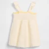Babyjurk met gehaakte bloemen