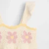 Babyjurk met gehaakte bloemen