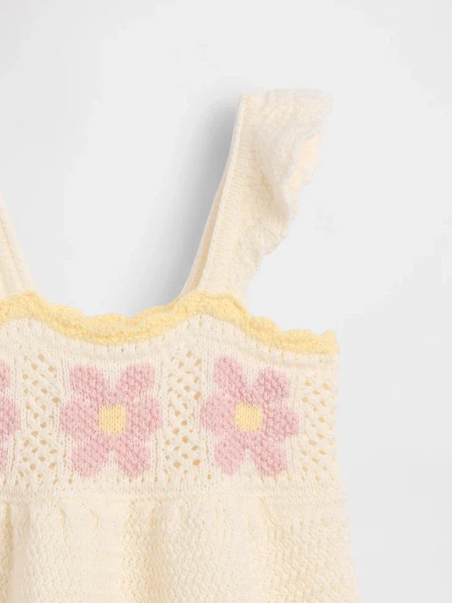 Babyjurk met gehaakte bloemen