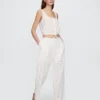 Broek met middelhoge taille, oogjes en wijde pijpen