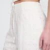 Broek met middelhoge taille, oogjes en wijde pijpen