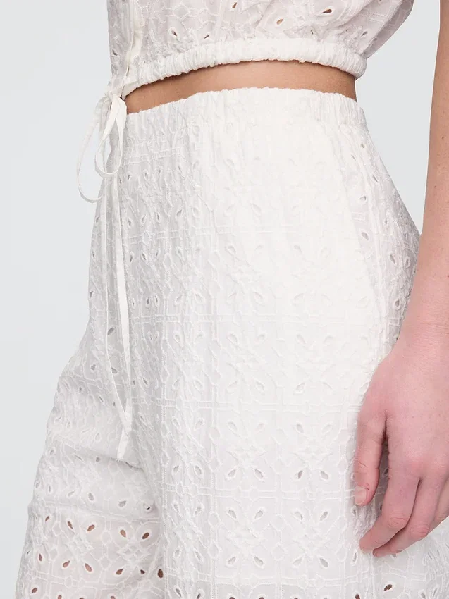 Broek met middelhoge taille, oogjes en wijde pijpen