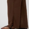 Broek van katoenen gaas met gemakkelijke split aan de zoom